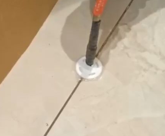 铁西瓷砖空鼓维修公司专业解答瓷砖在铺贴过程中，如果没有涂抹均匀到位的粘结材料（如水泥砂浆或瓷砖胶），可能会导致以下问题