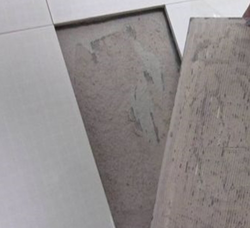 铁西瓷砖空鼓维修公司分享瓷砖铺贴时如果打浆（即涂抹在瓷砖背面和基层上的砂浆或瓷砖胶）过少，会带来以下问题